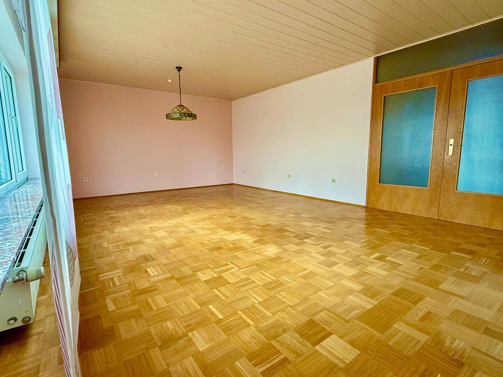 TOP LAGE, VIEL PLATZ, 2 GARAGEN, WINTERGARTEN UND PV-ANLAGE !!!